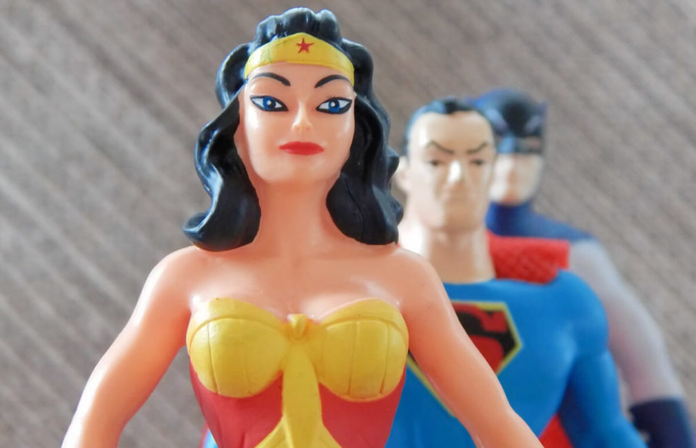 Wonder Women, Super Man und Bat Man sind nur drei der vielen Helden aus unserer Kindheit (Foto: ErikaWittlieb/Pixabay).